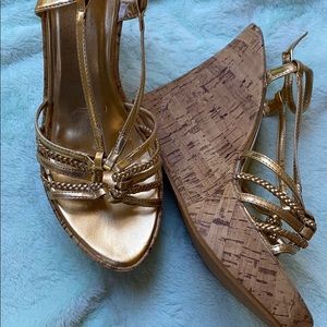 Metallic gold wedges